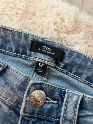 True religion jeans - Säljer min lillasysters mid waist bootcut true religion jeans, de är uppsydda och Innerbenslängden är 69cm, de är i fint skick (sällan använda) och passar dig som vanligtvis har stl 146/158💕💕