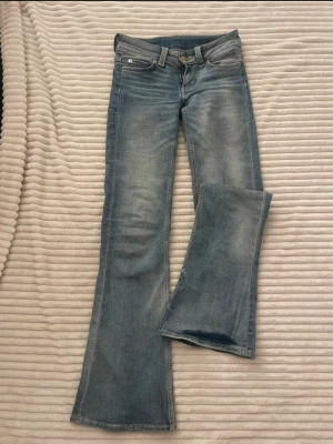 Blå bootcut jeans från Cheap Monday - Säljer ett par ljusblå bootcut jeans från Cheap Monday. Har en fläck som knappast syns, se sista bilden 💕Storlek 25/32