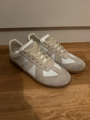 Maison Margiela Gats - Säljer nu dessa asfeta gatsen i väldigt gott skick (9/10). De är lite använda fast välskötta men personligen tycker jag de bidrar till en mycket fetare och avslappnad look. De kan även passa 42. Allt og som låda, dustbag etc medföljer.      Vid frågor är det bara att skriva!