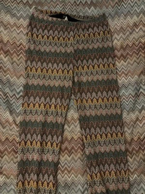 Missoni inspirerade byxor - Unika byxor med färgglatt sicksackmönster i brunt, gult, grönt och rosa🤎💛💚🩷