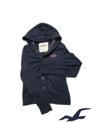 Hollister hoodie - Tvärfet trendig hollister hoodie/cardigan passar perfekt till dig som klär dig archive. Skriv om ni vill ha mått eller fler bilder. (Lite osäker på modellen) Vid minsta fråga eller fundering är det bara att höra av sig! Pris kan diskuteras 