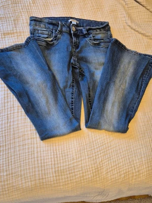 Blåa lågmodjade bootcut jeans från Gina Tricot - Säljer ett par blå bootcut jeans från Gina Tricot Jeansen är lågmidjade och väldigt sköna! Perfekta till allt (speciellt till de andra kläderna jag säljer, kolla in det!) Skriv för frågor 🌸💕