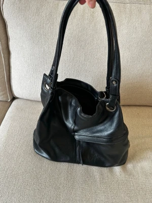 Svart handväska i skinn - Den är äkta skinn inte plast, får plats med mycket 