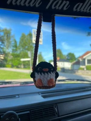 Virkad car hanger - Virkad ”car hanger” med en gungande pingvin, perfekt att hänga i bilen eller att ha som dekoration hemma☺️ Säljer även car hangers med andra djur på min sida!💗