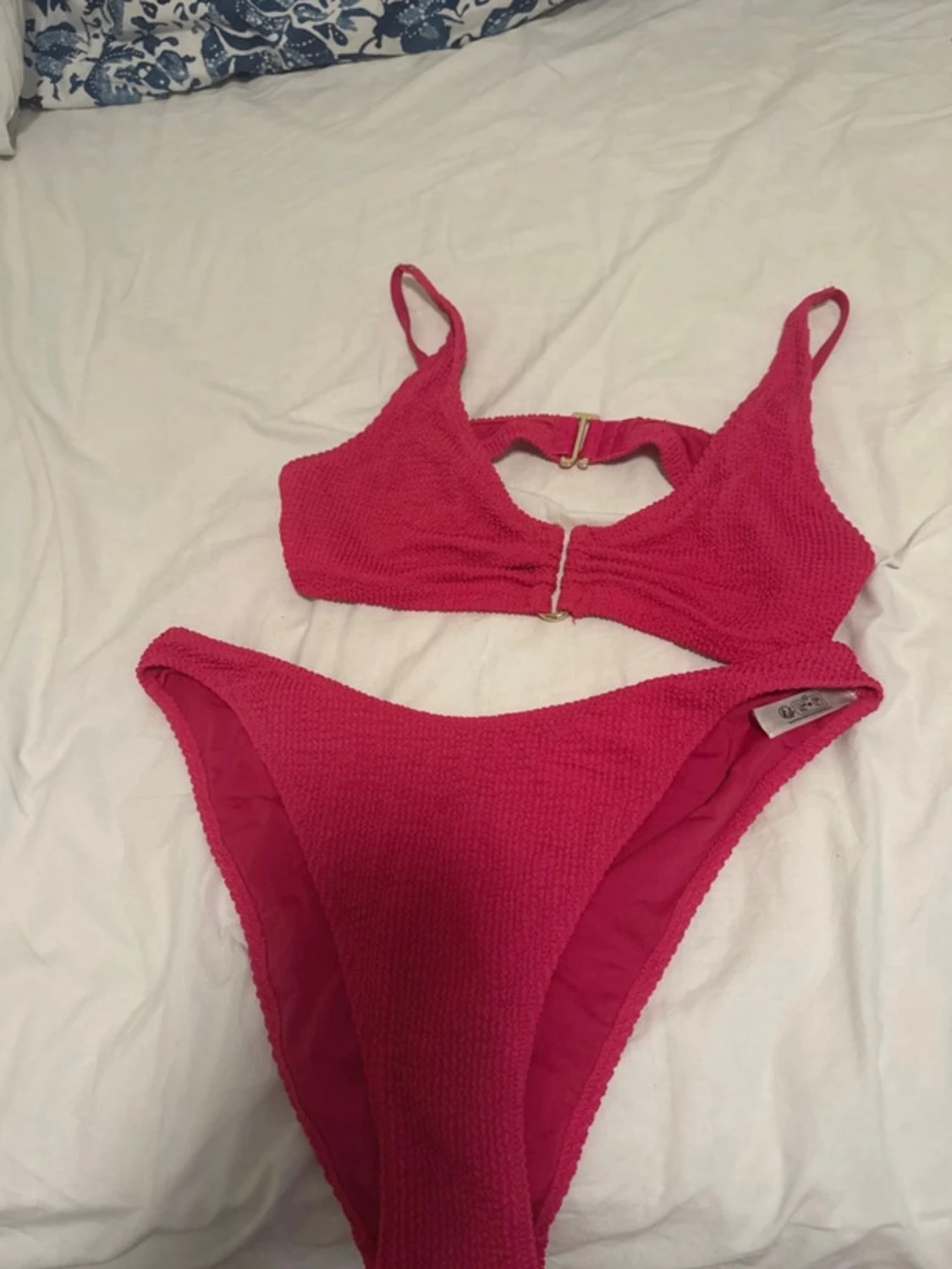 Rosa bikini med struktur och ringdetalj