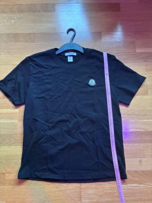Moncler T shirt - Säljer en svart Moncler t shirt! Helt ny aldrig används👍. Påse och tags fås med vid köp💸 fraktas direkt efter köp🚛