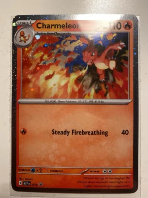 Pokémonkort Charmeleon holo - Säljer ett holografiskt Charmeleon-kort från Pokémon med eldtema. Kortet har en glittrande bakgrund och visar Charmeleon i en eldig pose. Perfekt för samlare eller dig som vill uppgradera din lek med en cool fire-type evolution.