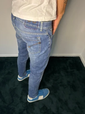 Dondup George jeans - Dondup George jeans i väldigt fint skick🙌modellen på bilden är 187 cm och väger 70 kg⚜️