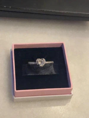 Pandor ring  - Använd några gånger, a Kommer en till användning därför säljer jag den. Som ni kan se har några diameter lossnat men inget man tänker på. 🥰🥰