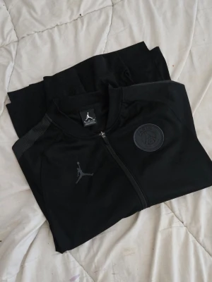 Nike tröja från psg  - Snygg orginal tröja från nike och psg, storlek S, nyskick, testad nångång. 