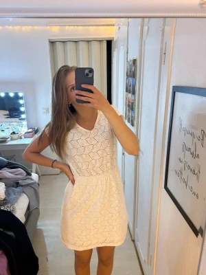 Vit klänning - En så söt vit klänning med fint mönster på!!💓