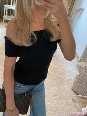 Så fin svart off shoulder topp - Så himla fin off svart shoulder topp🤍 Sparsamt använd så i väldigt bra skick!