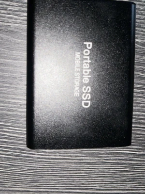 Svart Portable SSD 4TB (4000Gb) - Säljer en svart Portable SSD Mobile Storage, perfekt för dig som behöver extra lagringsutrymme till datorn. Kompakt och smidig design i metall som gör den enkel att ta med sig överallt. Passar till både PC och Mac.