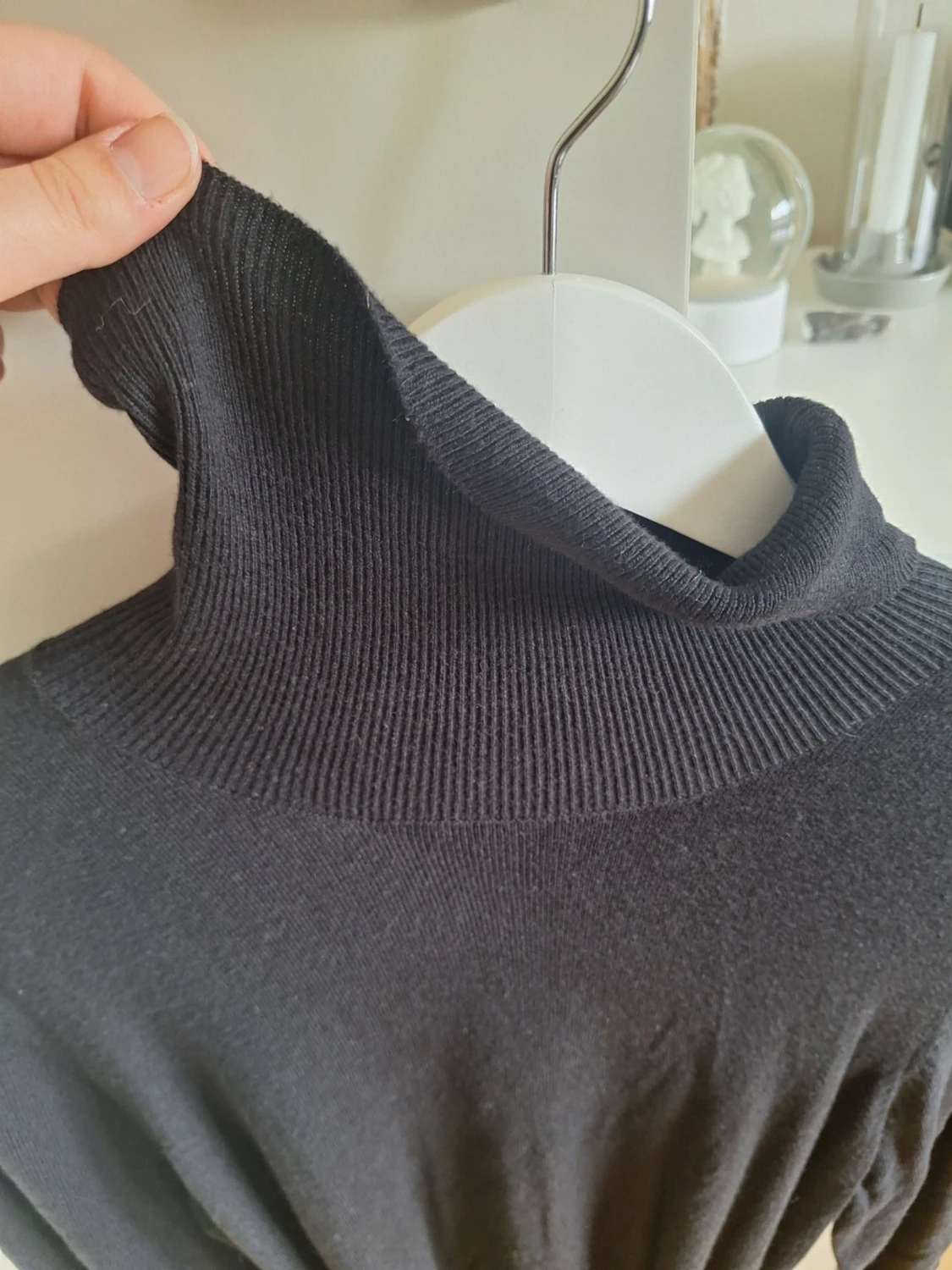 Svart långärmad klänning med knyt - 2