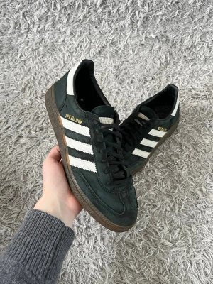 Adidas Spezial - Säljer ett par sköna Adidas Spezial sneakers! | Fint använt skick, förekommer något tecken på användning som syns på bilderna! | Storlek 41,5. | Ställ gärna frågor innan du köper!