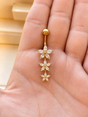 NY Oanvänd - Navelpiercing  - 🔥 ERBJUDANDE: Få 30% rabatt när du köper 2 valfria piercingar! 🔥  Passa på att fynda och uppdatera din smyckessamling 💖 Skicka ett meddelande vid intresse eller frågor!