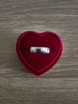 Klassisk bred silverfärgad ring - ring i storlek 19,4mm, silverfärgad. 