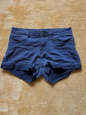 Gråa Denimshorts H&M - Bekväma shorts, använda en del men de enda märket på det är att sömnen på bakre benet lossnat, men det går lätt att sy ihop igen.