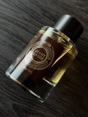 Riiffs - Avant Garde 100ml - Kryddig herrdoft från Riiffs. Så gott som oanvänd och i princip nyskick. OBS! Alla mina parfymer förvaras i ett svalt rum borta från solljus! 