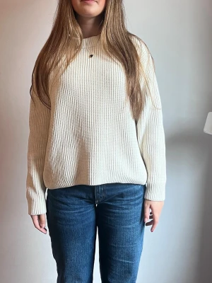 Stickad tröja Uniqlo  - Säljer denna fina cremévita stickade tröjan från Uniqlo i storlek S. Tröjan är sparsamt använd, pris kan diskuteras.