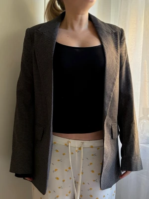 Kavaj  - Superfin kavaj från H&M som är använd 1 kväll 💞