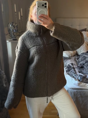 Beige pile jacka Gina Tricot - Säljer en pile jacka i en kall beige färg som är perfekt till sena sommarkvällar. Den är i storlek Xs är lite oversized i storleken. Jackan har en hög krage, en dragkedja som går från två håll och två fickor. I fint skick, hör gärna av dig vid frågor💗