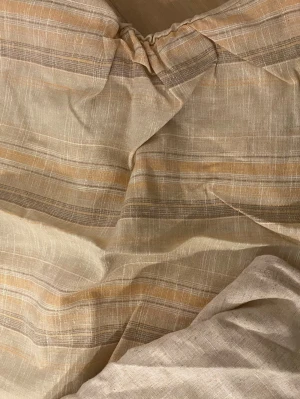Beige linnetoppar med ränder - Säljer två par toppar med tunna horisontella ränder. Topparna  har resår i midjan och är tillverkade i ett mjukt linnetyg som känns svalt och skönt. Perfekta för en avslappnad och stilren look. Oanvända 