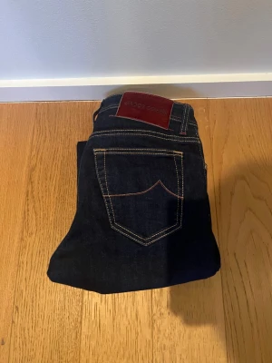 Jacob Cohen Bard | 29 - Säljer ett par Jacob Cohën bard jeans i mycket bra skick. | Storlek: 29. | Modell: Bard. | Hör av dig vid frågor eller funderingar.
