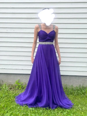 Lila balklänning 🪻 - Elegant lila klänning som passar perfekt till baler eller andra festliga tillfällen! Spännet längst upp vid dragkedjan har gått av men klänningen ser ändå jättefin ut och fungerar suveränt 💕Nypris är 2899 kr mitt, och klänningen har använts en gång. Skriv om ni har några funderingar eller vill ha fler bilder, pris kan diskuteras! 💞💞