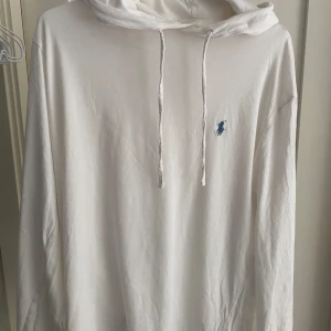 Ralph lauren hoodie - Säljer nu en riktigt fräsch o snygg ralph lauren hoodie/ tunn tröja , Den är i riktigt bra skick , använd fåtal gånger, ny pris 1500kr, Pris går att diskuteras vid snabb affär
