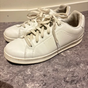 Klassiska vita sneakers i läder -  vita sneakers med vita snören 