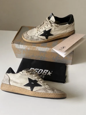 Golden Goose - Säljer ett par Golden Goose ball star i storlek 44, men passar 43. Skorna är i bra skick och i köpet medkommer box och dustbag. Skickar inom 1 dygn!🙌