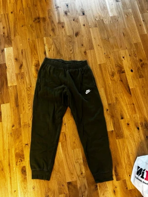 Gröna mjukisbyxor från Nike - *HERR*                                                                   Gröna mjukisbyxor från NIKE. Storlek S. Bra skick inget att anmärka.