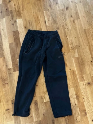 Svarta mjukisbyxor från Nike - *HERR*                                                                   Svarta mjukisbyxor från NIKE. Storlek S. Bra skick enda att anmärka är att vänster dragkedja på ficka inte fungerar