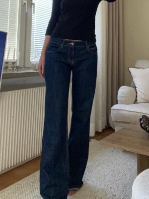 Låg midja, wide leg, full length Zara jeans  - Säljer dessa superfina jeans från Zara med låg midja, fem fickor och långa breda ben🤍 Det här knäppning fram med dragkedja och metallknapp. Säljer då det är för stora för mig, aldrig använda så i väldigt bra skick!