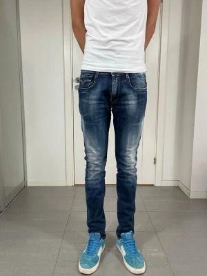 Replay Anbass Hyperflex Jeans - Säljer nu dessa Replay Anbass Hyperflex Jeans, W31 o L32 med mått ca 39 o 105 cm. skriv för fler bilder/frågor🙌🏼
