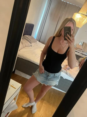 Svart tight body med öppen rygg Zara - Säljer en svart, tight body från zara med breda axelband och djup, öppen rygg. Aldrig använd:)