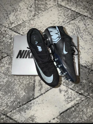 Nike Mercurial vapor elite 16 Ag - Köpta från Unisport nypris 2399kr/// Storlek 43 Bra skick använd i cirka 3veckor Kommer med Box ✅  