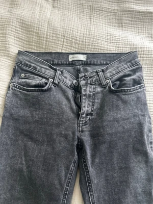 Bootcut jeans från gina - Svart/gråa bootcut-jeans från Gina Tricot i storlek 36. Mid/low waist och superfin passform. Sparsamt använda och i fint skick utan defekter. Nypris 500 kr.