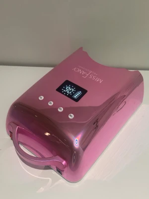Rosa uv/led lampa Miss Fancy - Uv/led lampa trådlös från missfancy. Haft den ca 1 år. (Nypris: 1399 kr)          ❗️obs en repa vid handtaget❗️.            Skriv om du har frågor💗