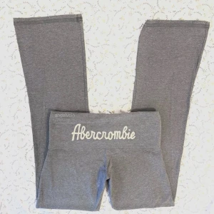 rare abercrombie & fitch low waist yogabyxor  - foldover midja mäter 40 cm rakt över, innerben 85, lår 24, passar 36-38 på lappen står L men storleken är som en vanlig S