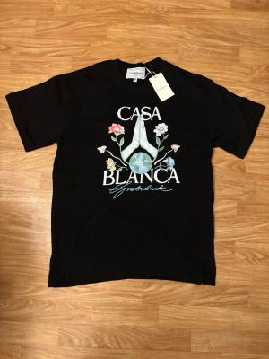 Casablanca t shirt  -  Snygg svart Casablanca t shirt med design i storleken M  