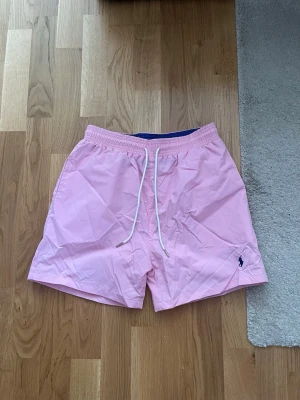 Rosa badbyxor från Polo Ralph Lauren - Shortsen är väldigt små i storleken!!!