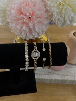 Guld Armband Set - Helt nya har aldrig använts. Armbanden är utav rostfritt stål. Går även att justera efter din längd på armen.
