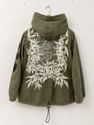 Replay parkas med draktryck, L, M - Säljer en olivgrön parkas från Replay med stor vit drake och bambumotiv på ryggen. Jackan har huva, dragsko i midjan och nederkant samt snedställda fickor fram. Unik detalj med svarta cirkelpatchar på ena ärmen. Perfekt för dig som vill sticka ut.