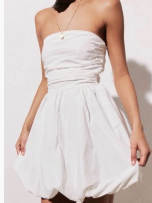 Vit klänning - Vit kort bandeau klänning med ballongkjol från H&M 