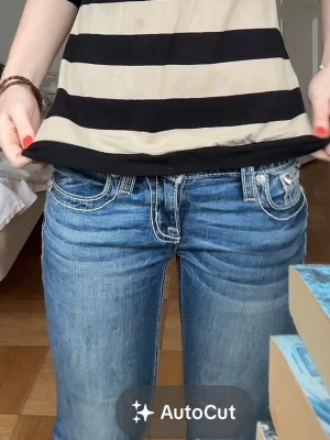 Blåa miss me jeans - Snygga jeans fårn miss me egna hemsida köpta för 2000 med frakt därav högre pris, använda fast endast liten deffekt på hälen, slutsålda! Midjemått 35 rakt över innerbensömn 78 cm pris går att diskutera vid snabb affär!