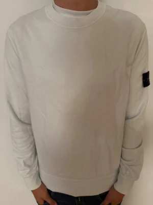 Stone Island tröja - Säljer en fet Stone Island tröja i storlek L. Modellen är ca 187 cm lång. Hör av er vid funderingar!