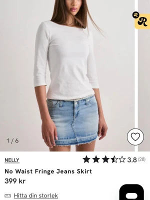 Ljusblå jeanskjol från Nelly - Trendig ljusblå jeanskjol från Nelly med fransad midja och klassiska jeansdetaljer som fickor och knapp. Kjolen är kort och har en snygg passform samt ett stretchigt material. Jag säljer kjolen eftersom den tyvärr var lite för stor i storleken för mig. Nypriset är 399kr. Kjolen är helt oanvänd med kvarsittande prislapp. 
