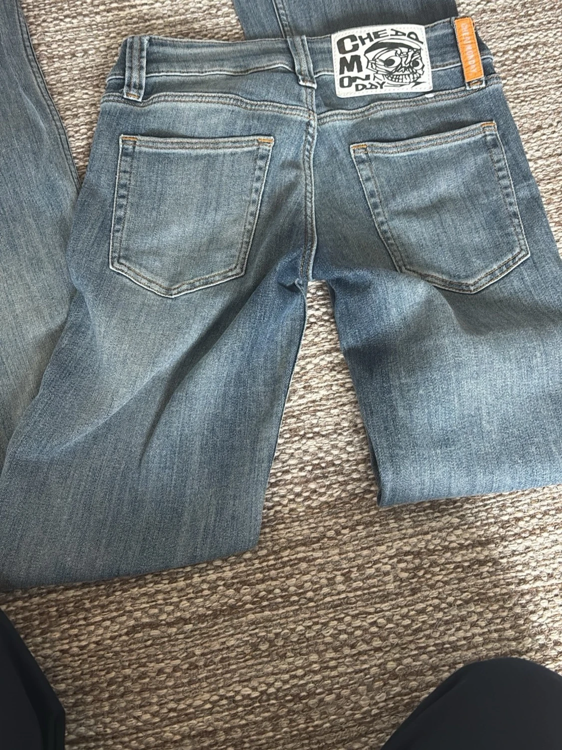 Blå bootcut jeans med slitningar - 2